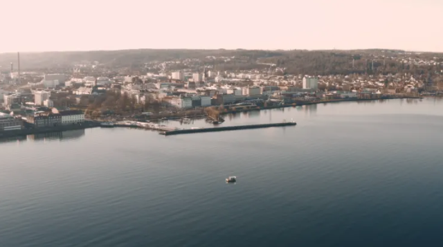 I en av kampanjfilmerna pågår en konferens ute på en flotte i Vättern.